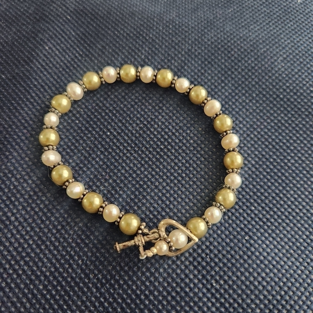 Single Strand Genuine White & Gray Pearl Toggle Bracelet - Picture 4 of 4